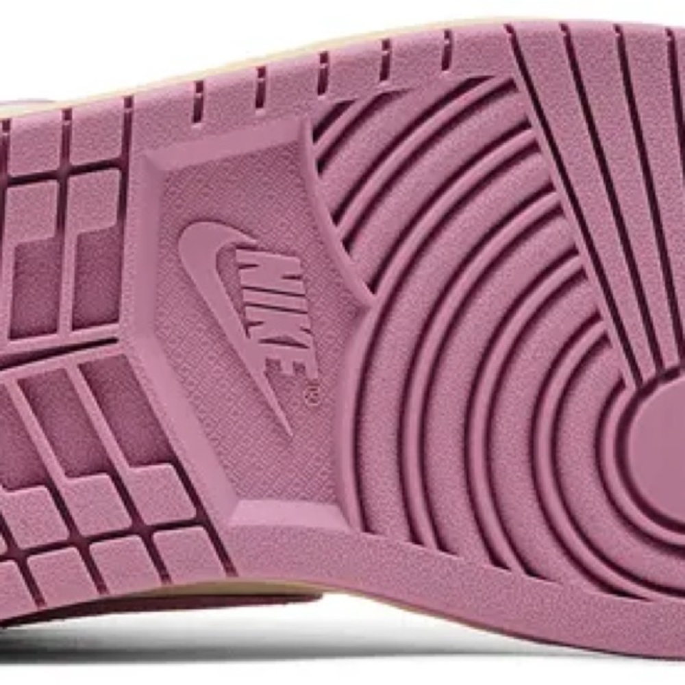 Women’s Air Jordan 1 - Picture 4 of 6